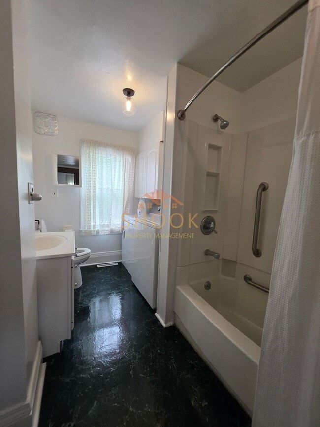 Building Photo - Well-Maintained Historic 4 BR Home Close to Campus! Lawn Mowing Included!