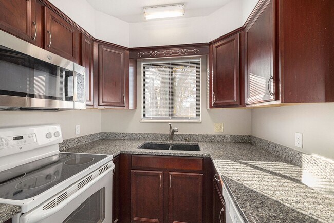 Building Photo - Updated 2 Bed 1 Bath Townhome in HAMPDEN V...