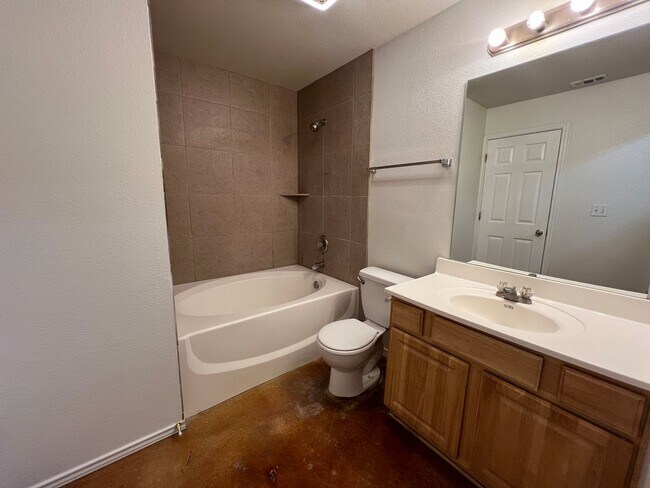 Building Photo - Large 3/2/2 Duplex with Easy Access to IH ...