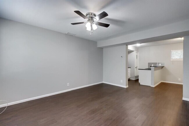Primary Photo - 303 W 40th St