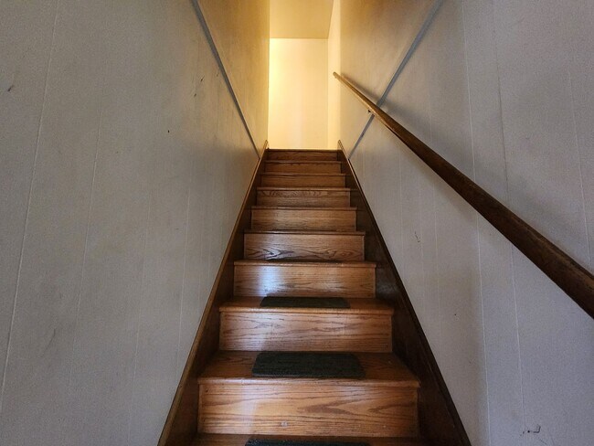 Building Photo - 6233 Mountain View Dr