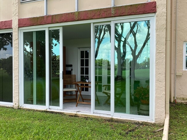 Building Photo - 1055 Country Club Dr