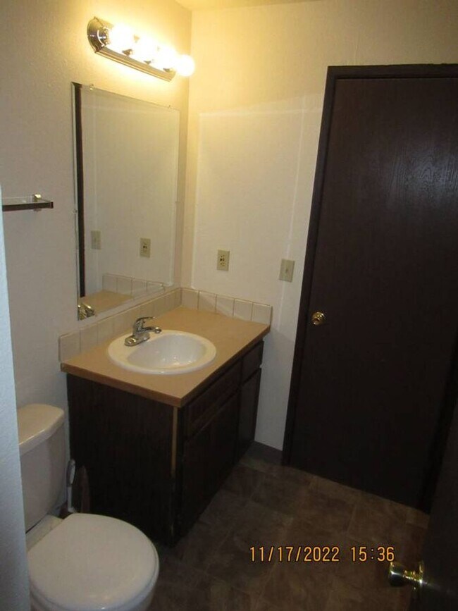 Building Photo - CUTE little 1 bdrm apartment !