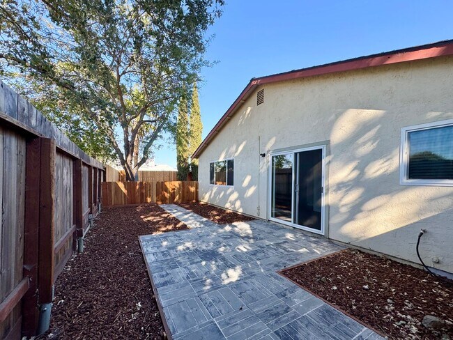 Building Photo - TRO1140-1142