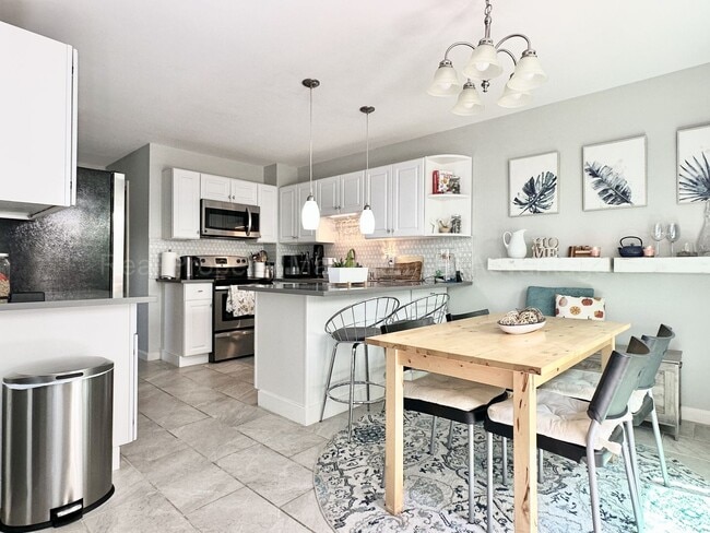 Building Photo - Beautifully Updated 2-Bedroom Townhouse w/...