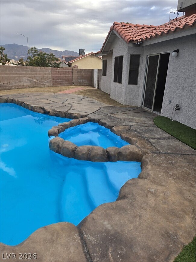 Building Photo - 5843 Berry Hill Ln