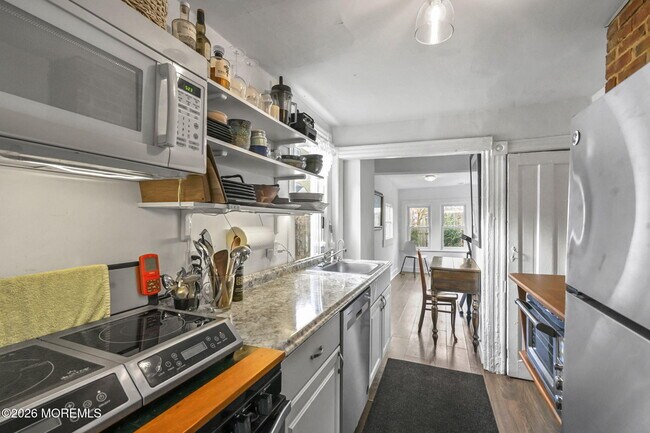 Building Photo - 610 1st Ave