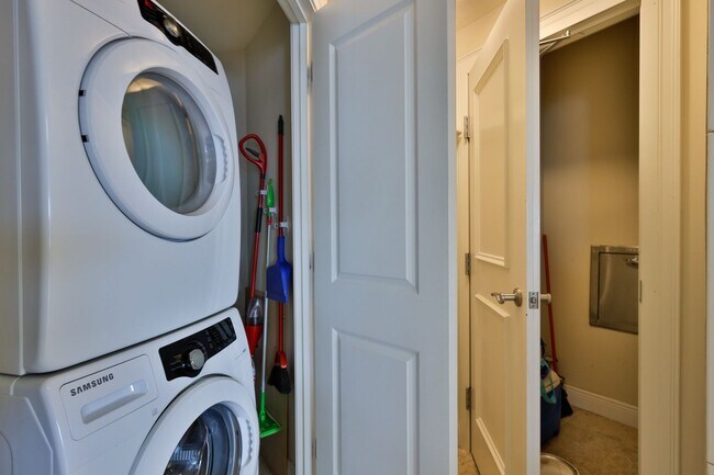 Building Photo - Oceanfront Condo 2 bed/ 2ba Beautifully Decorated and Furnished