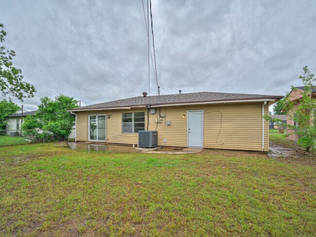 Building Photo - Charming Home in OKC + 4 bedrooms