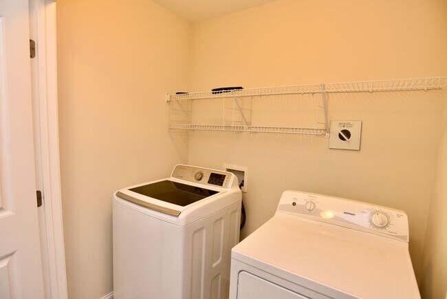 Building Photo - 3 Bed/2.5 Bath Townhome in Richmond Hill