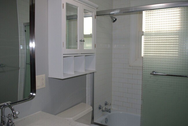 Building Photo - 416 Victoria Dr