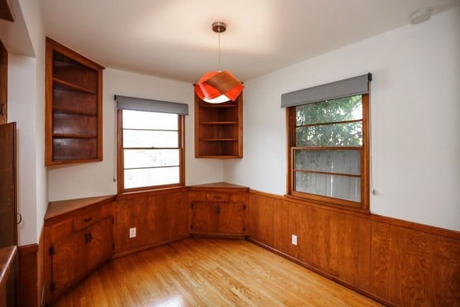 Convenient built ins - 1147 24th St