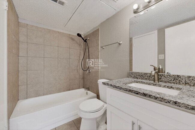 Building Photo - 8024 Cambridge Cir