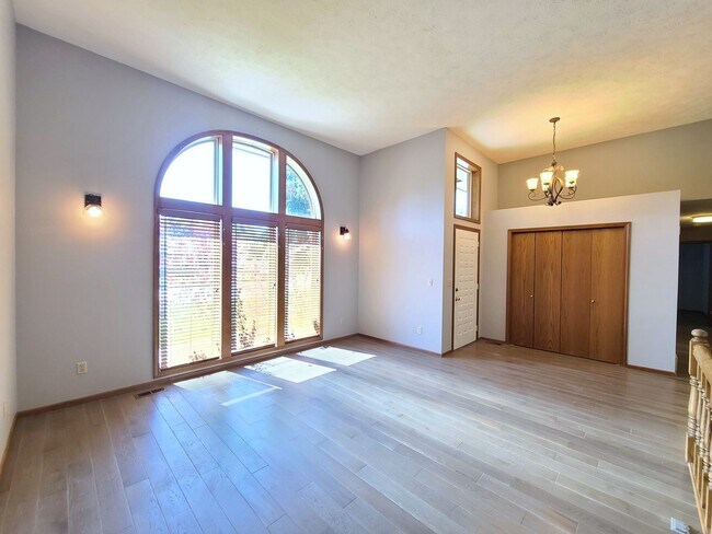 Building Photo - $3,250- 5 Bed / 3 Bath Beautiful Home in Upper South Hill