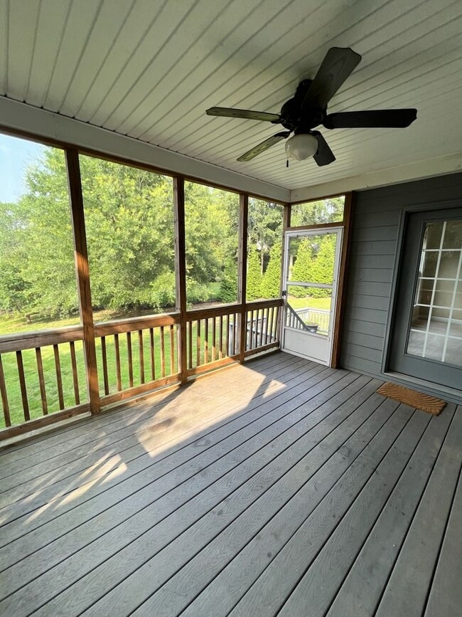 Building Photo - Stunning 5 Bedroom 2.5 Bath Home located i...