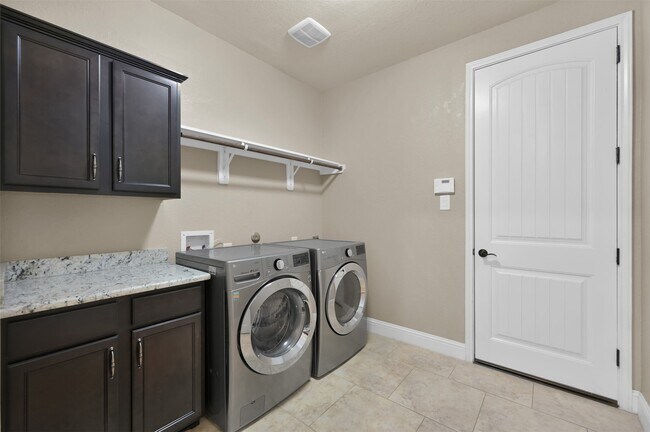 Building Photo - 42 Caprice Bend Pl