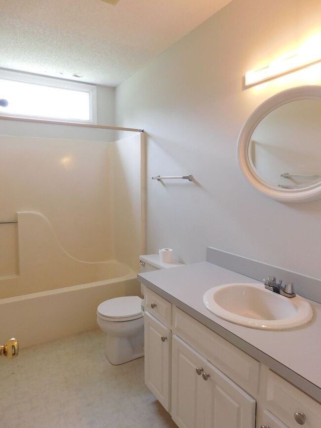 Building Photo - 210 Rivershore Dr