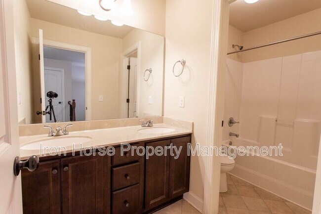 Building Photo - 232 Towns Walk Dr