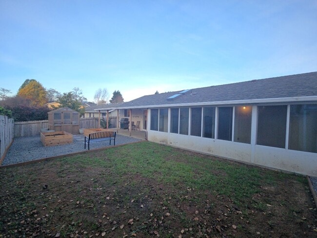 Building Photo - Pet friendly! 3DB/2BA Fortuna home on quiet road!