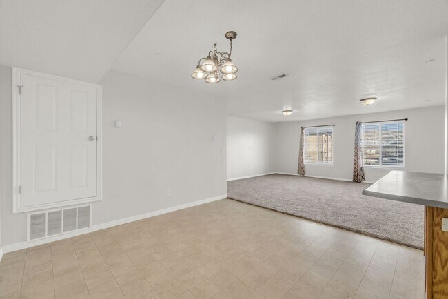 Building Photo - 3 Bedroom 2 Bathroom Condo in Eagle Mountain!