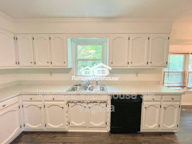 Building Photo - 411 Linkenborough Dr