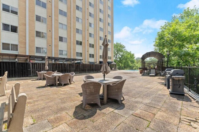 Building Photo - 2285 Peachtree Rd NE