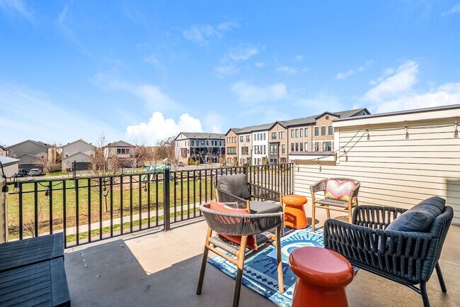 Building Photo - Stunning One Loudoun Townhome – 3BR / 3.5BA in Prime Ashburn Location – Available May 1