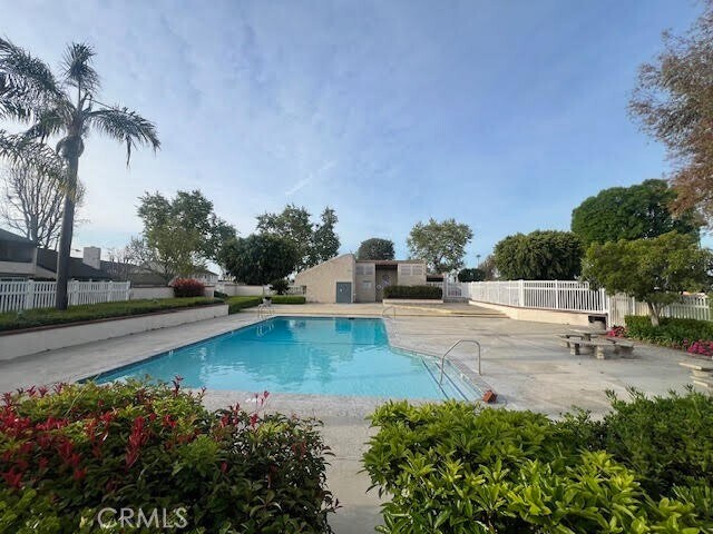 Building Photo - 520 Breezewood Ct