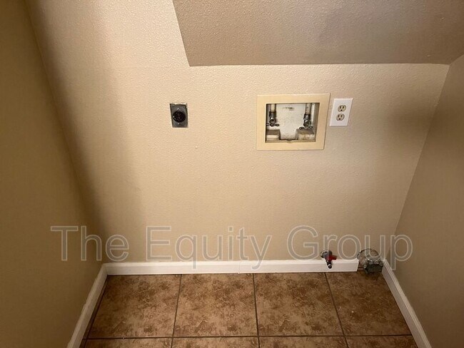 Building Photo - 838 N Williford Dr