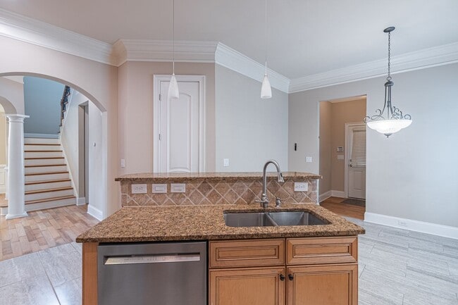 Building Photo - Stunning 4-bedroom, 3.5-bathroom home loca...
