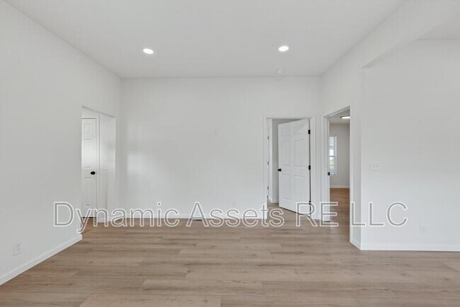 Building Photo - 542 E 23rd St