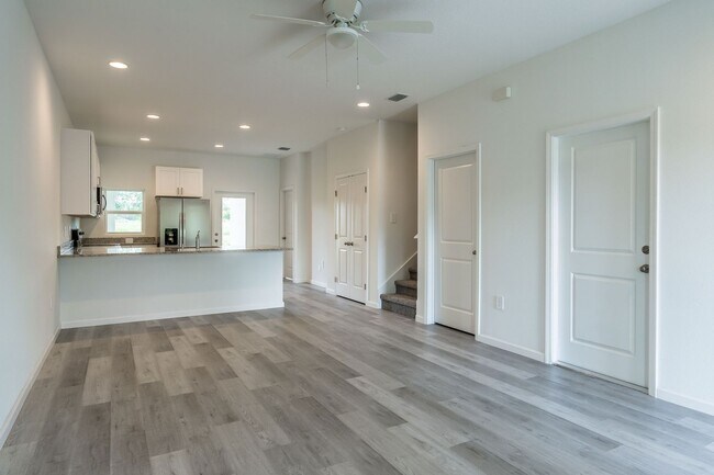 Building Photo - 5347 Vista Lago Dr