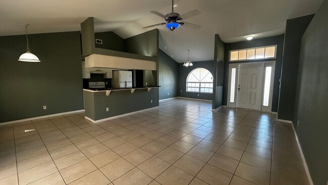 Building Photo - Charming and Spacious Single-Family Home