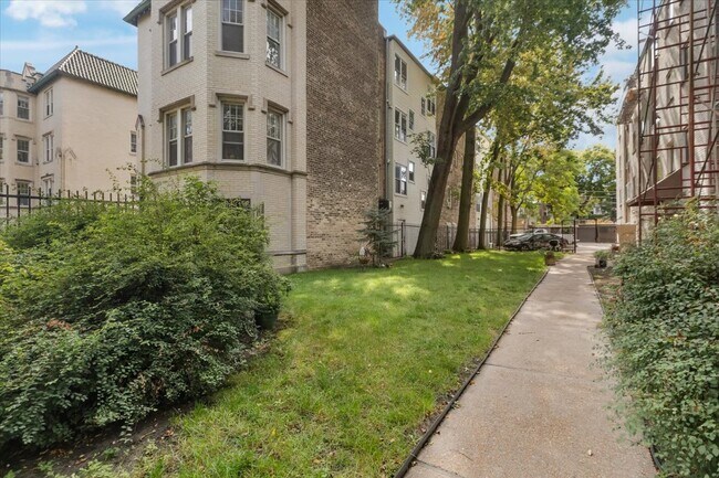 Building Photo - 1441 W Farwell Ave