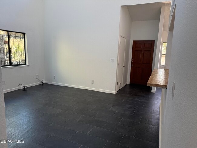 Building Photo - 1531 Common Dr