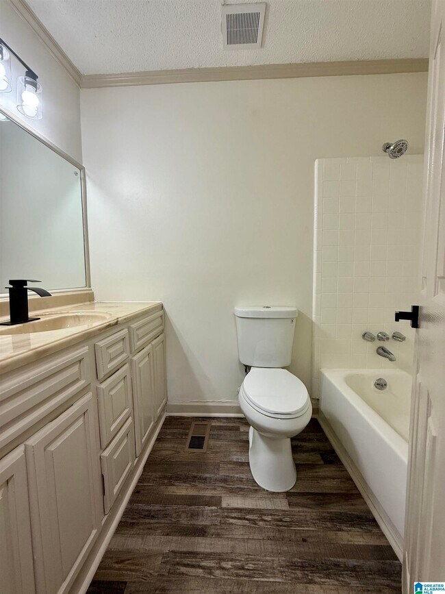 Building Photo - 648 Cort Cir NE