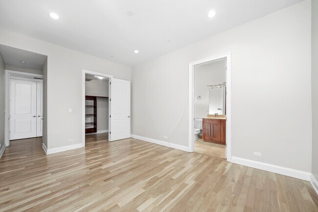 Building Photo - 5010 W Lawrence Ave