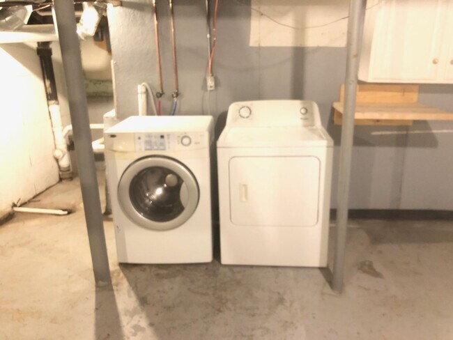 Building Photo - Very well decorated and furnished 4 BR house near IWU. Ideal for students with 2 kitchens