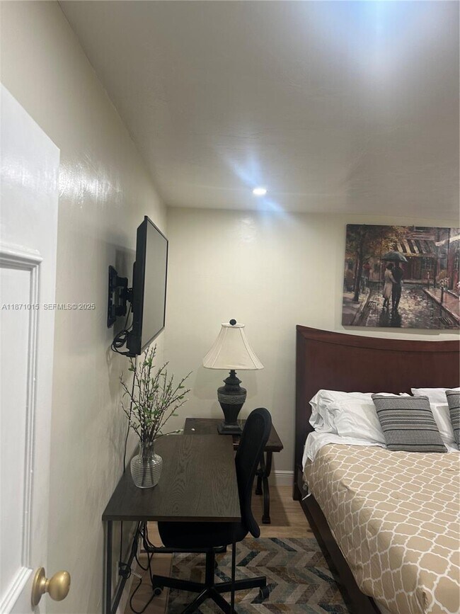 Building Photo - 13035 NE 7th Ave