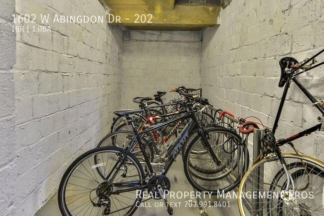 Building Photo - 1602 W Abingdon Dr