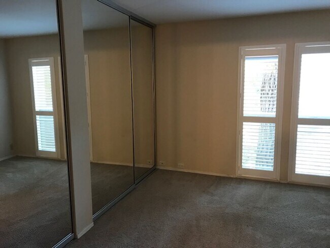 Building Photo - Updated 2 bedroom condo-downtown Walnut Cr...