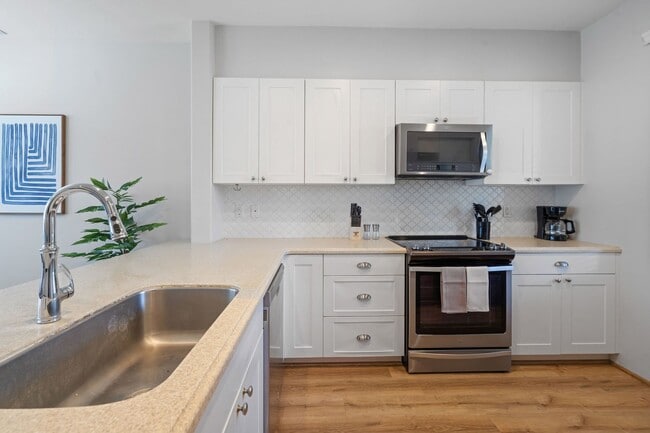 Building Photo - Modern Island Living | AC, W/D, Garage, Wo...