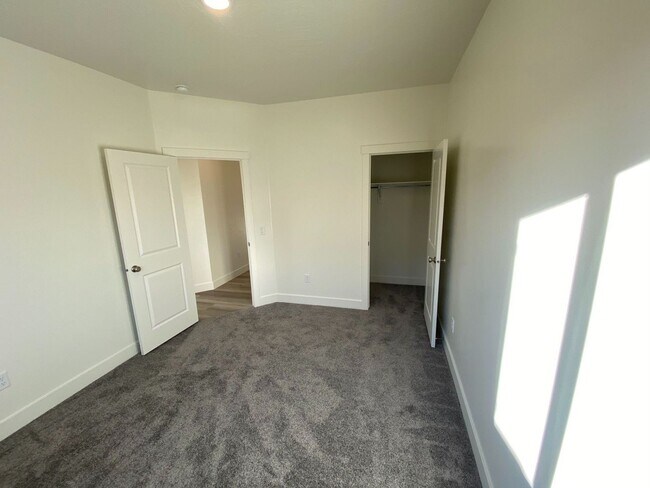 Building Photo - Beautiful 3 Bedroom Single Level Home in S...