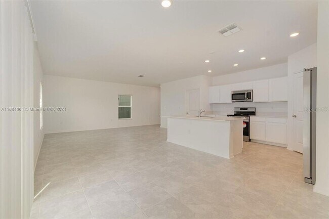 Building Photo - 748 Reggie Rd