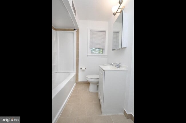 Building Photo - 432 N Coles Ave