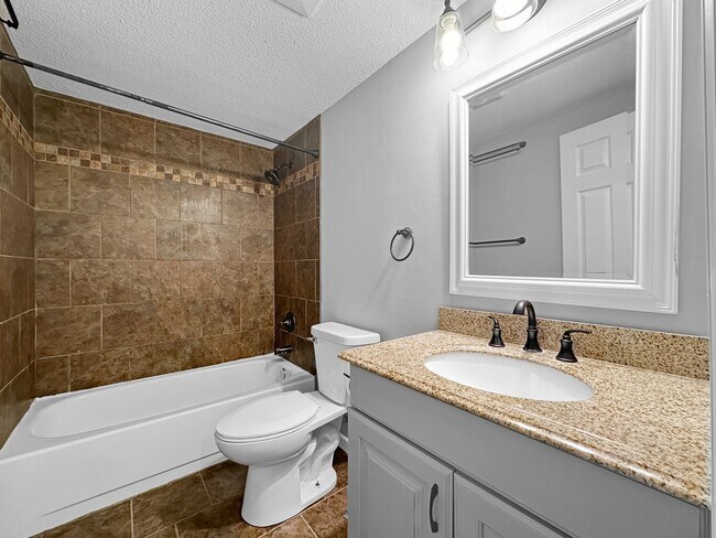 Building Photo - 2814 Woodridge Ln