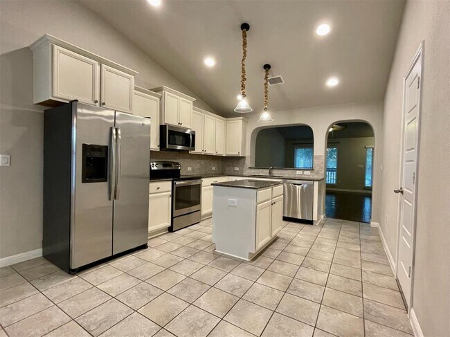 Building Photo - 18320 Friendship Hill Dr