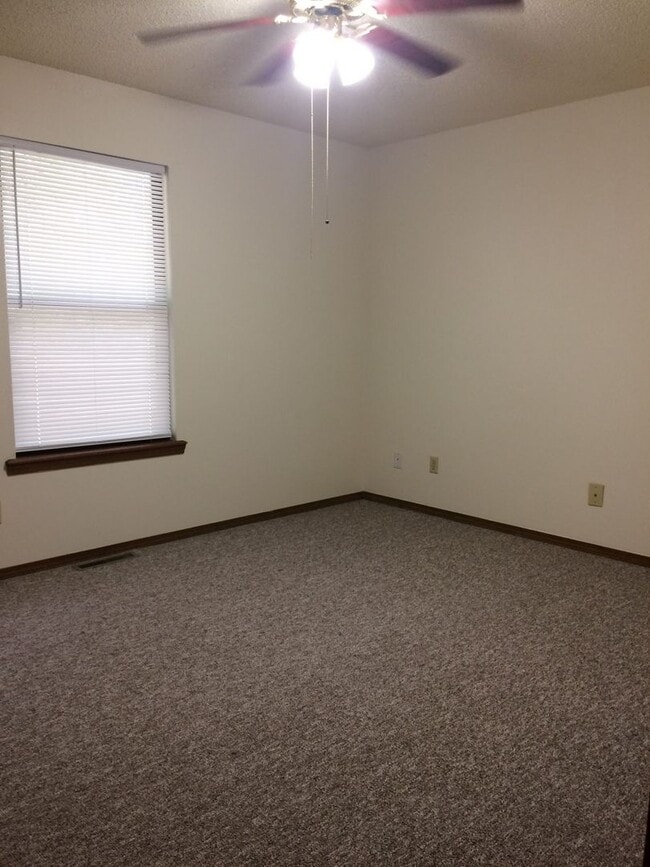 Building Photo - 3 Bedroom Ranch Nixa-new carpet