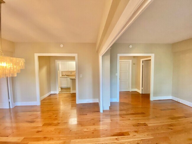 Building Photo - Have Breakfast at Tiffany's! Dupont's Gleaming Light Filled 2 En-suites w/ W/D at the Tiffany!