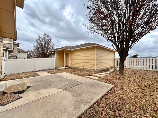 Building Photo - 609 N Cascades Ave